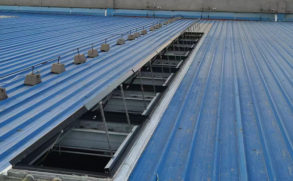 某城市大型商业综合体中庭金凤排烟窗工程