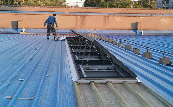 某区域性物流仓储中心金凤排烟窗系统安装项目